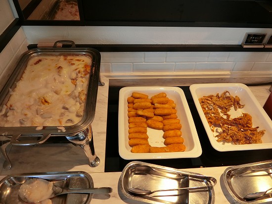 イカのカラマリ・バター風味のプチクロケット・鮭と根菜のグラタン