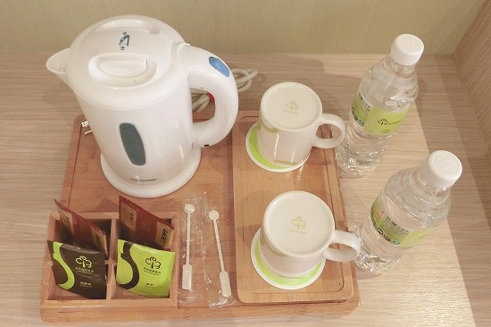 ペットボトルの水とコーヒー紅茶