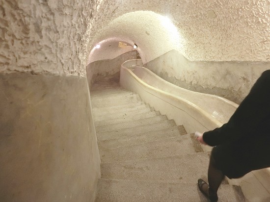 秘密のトンネルの階段と滑り台