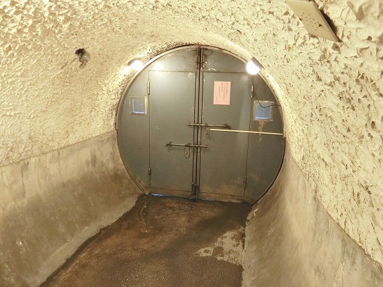 秘密のトンネル行き止まりの扉
