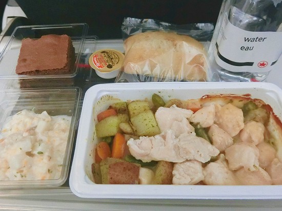 エアカナダの機内食メニュー ごくごく普通においしい エコノミークラス