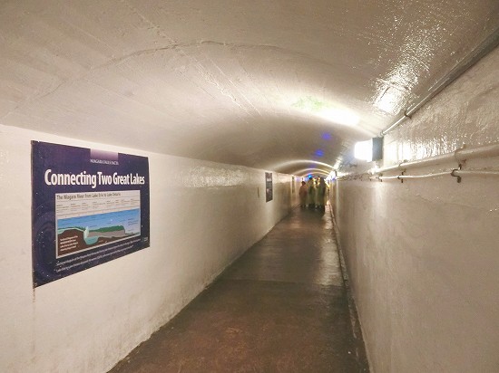 カナダ滝の裏のトンネル