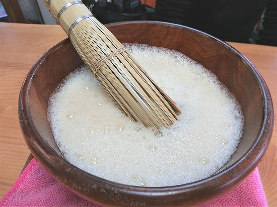 ぶくぶく茶専門店 古都首里嘉例山房 白いふわふわの泡を食べるお茶