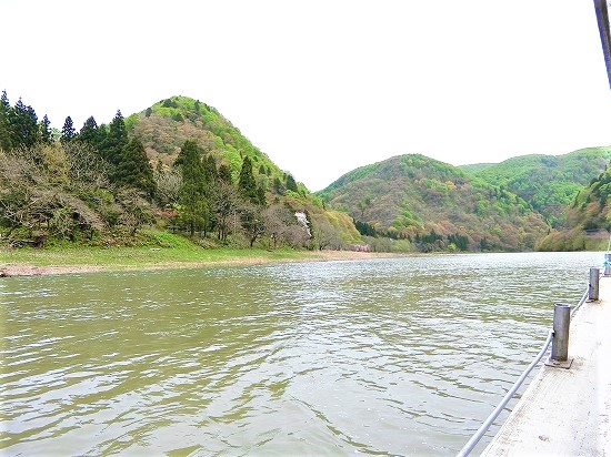 最上川の舟下り 有名な俳句の舞台で新緑の季節にのんびり