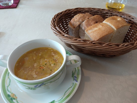 サント・ウベルトス スープとパン