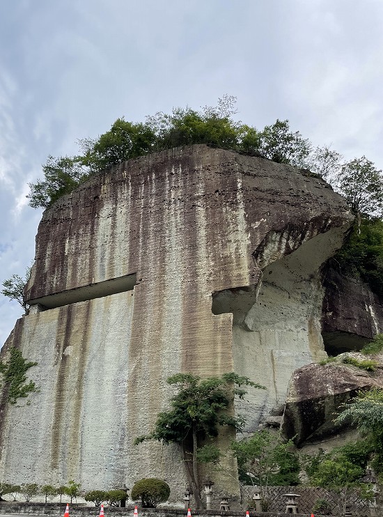 大谷石地下採掘場跡 大谷資料館 ロケ地になる幻想的な巨大地下空間