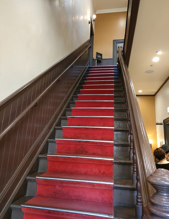 stairs_starbucks_kitano_ijinkan