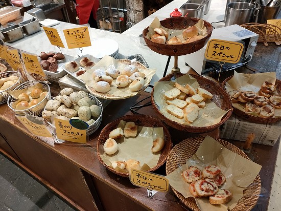 macaroni_market_bread_buffeit_luch