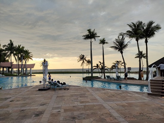 sunset_swimming_pool_empire_brunei