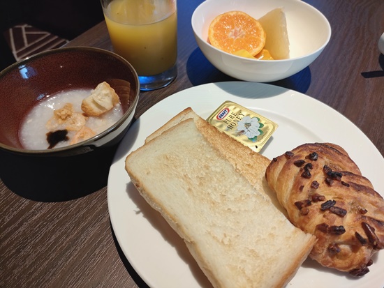 bread_congee_hyattregencyyokohama_club_breakfast-tile