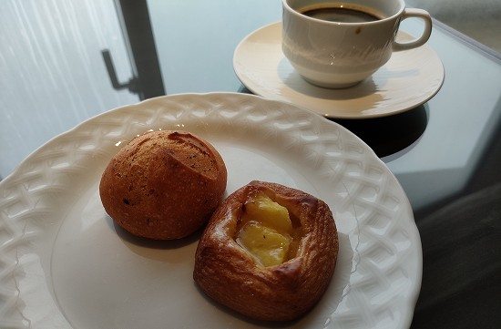 breadandcoffee_breakfast_lounge_ybt