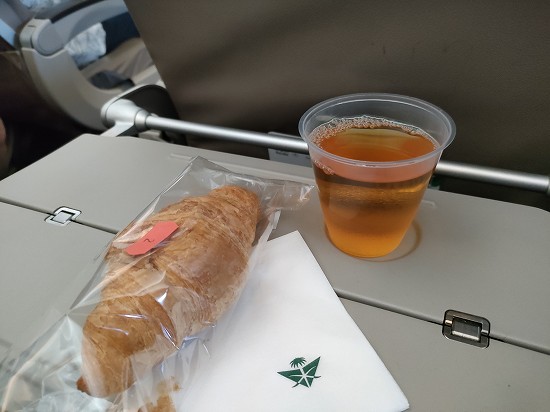 croissant_saudia_inflight_meal