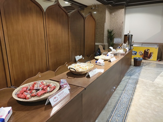 free_snacks_Al_Rajhi_Grand_Mosque