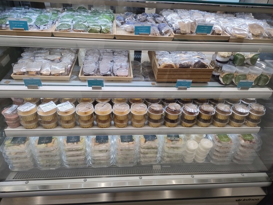 cakes_nasmiles_lounge_king_khalid_international_airport