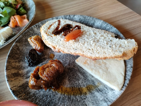 cloud7_residence_alula_breakfast_bread_dates