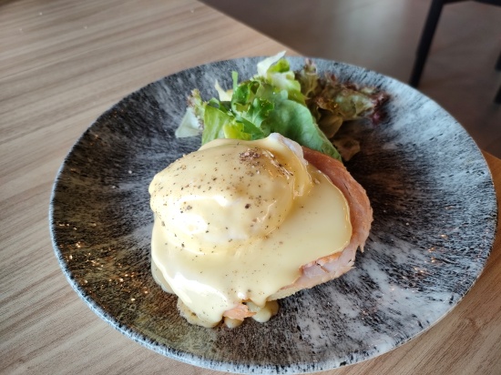cloud7_residence_alula_breakfast_eggbenedict