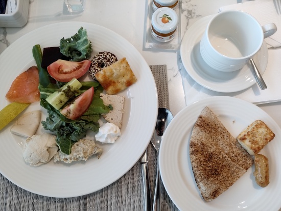 nova_m_hotel_riyadh_salad_arabicbread