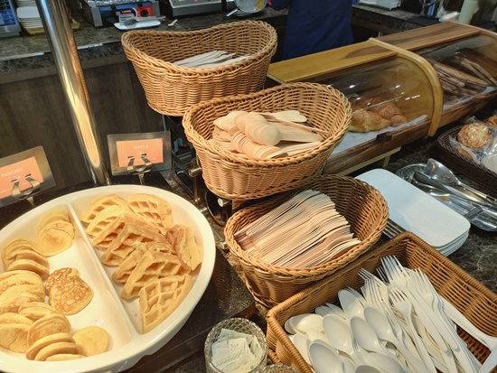 waffle_pancake_hayyaku_lounge_king_khalid_international_airport
