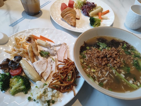 holidayinn_bund_breakfast