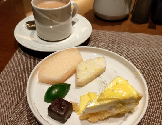 portman_ritz-carlton_-shanghai_clublounge_cordials