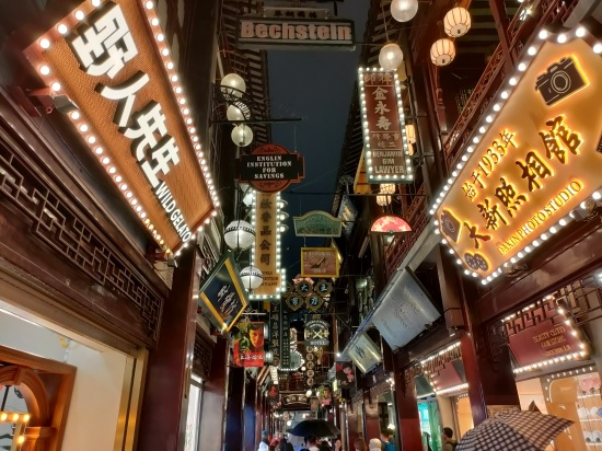 yoyen_shops_road