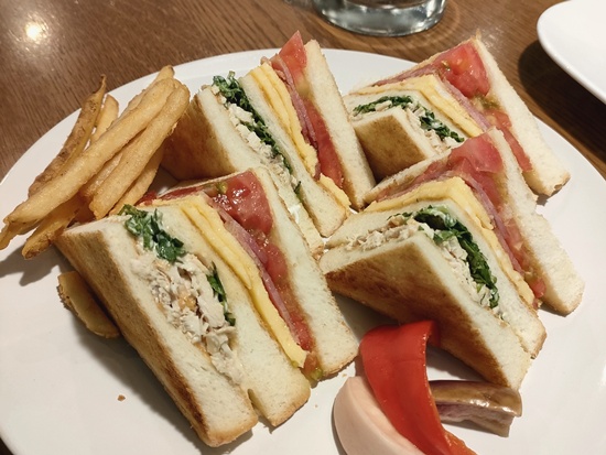 cottage-inn-restaurant_clubhousesand