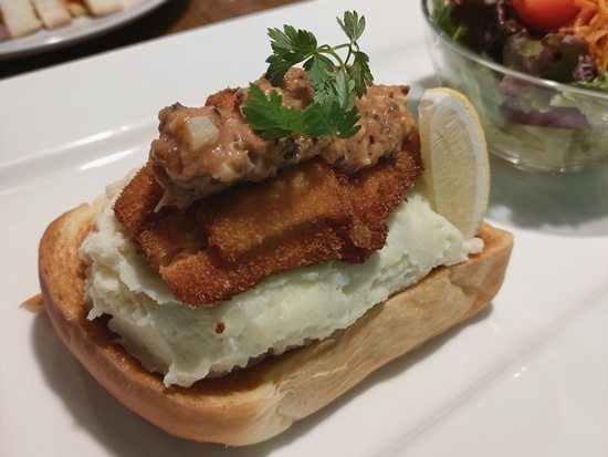 cottage-inn-restaurant_trout_sandwitch