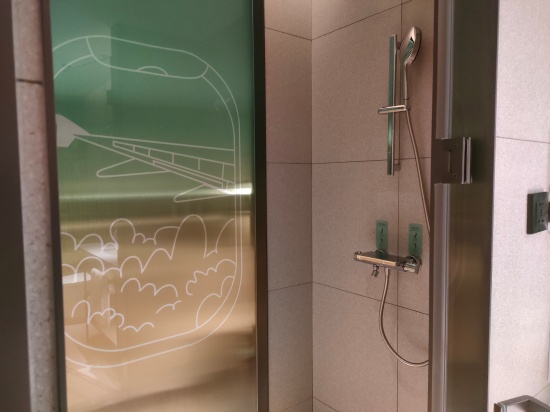 holiday_inn_shanghai_pudong_airport_hotel_showerbooth