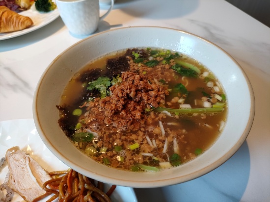 holidayinn_bund_breakfast_soupnoodle