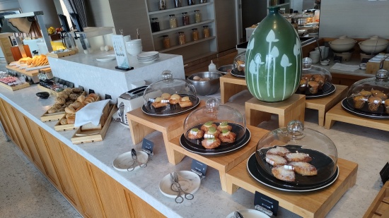 portman_ritz_breakfast_pastry