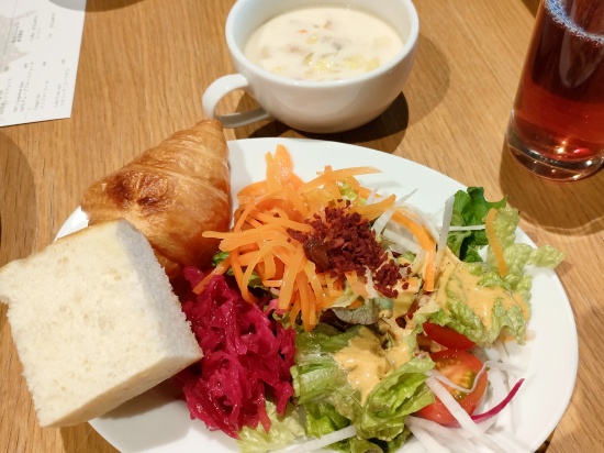 cedar-chophouse_salad_bread