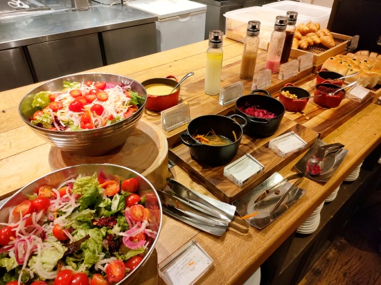 cedar-chophouse_salad_buffet