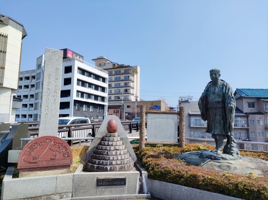 iizaka_onsen_monument