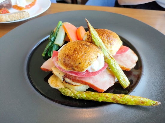 grand_nikko_daiba_breakfast_eggbenedict