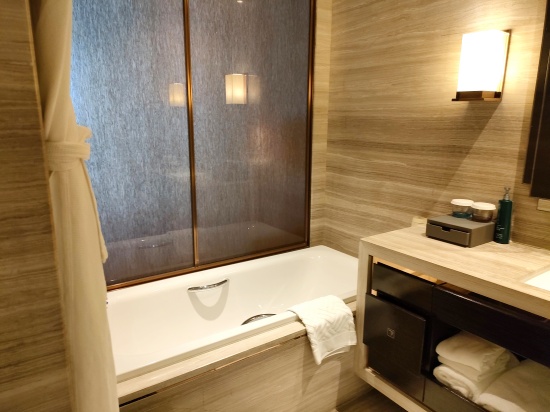 hilton_futian_bathroom